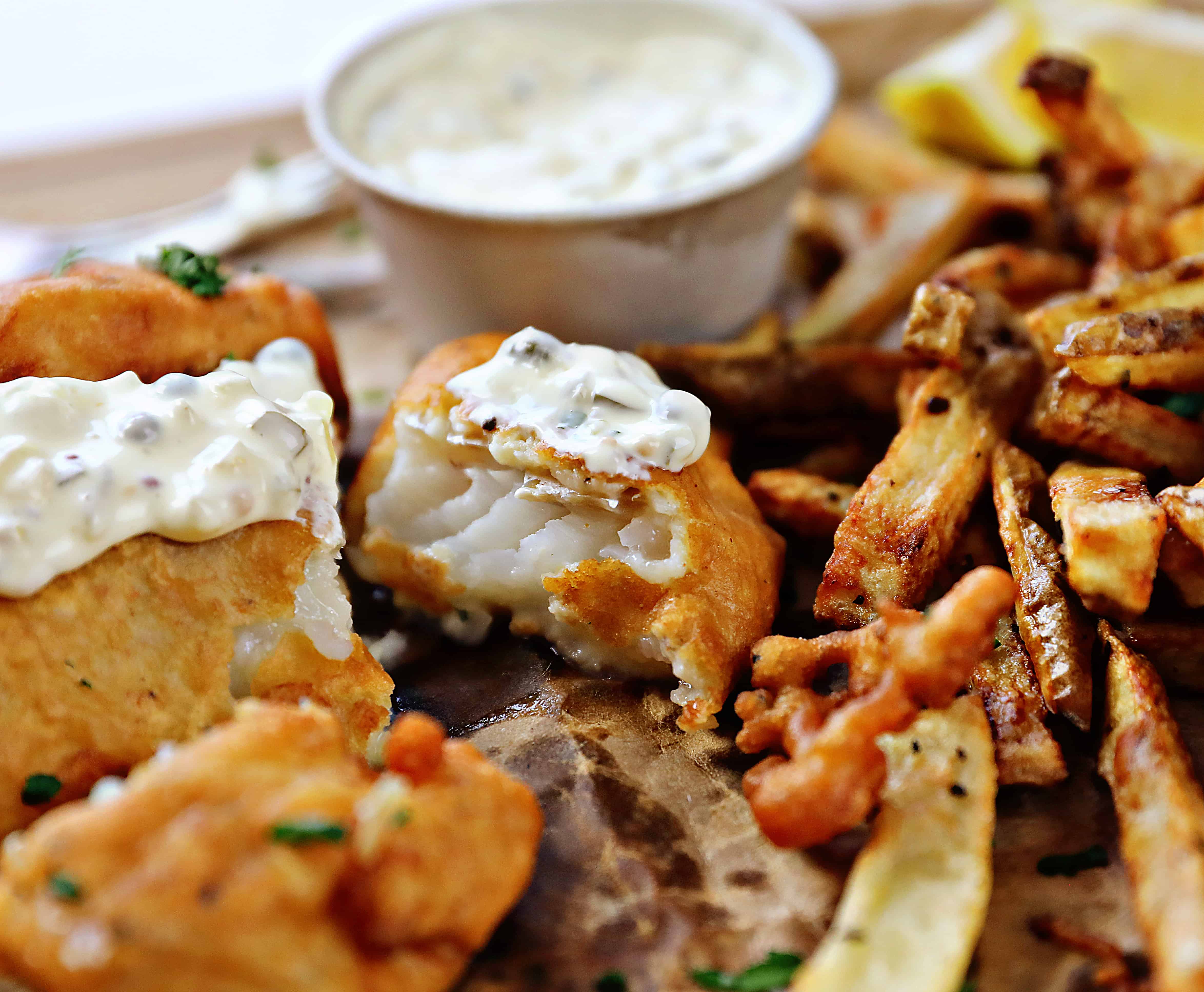 ¡Un delicioso plato de pescado y papas fritas es justo lo que necesitas! #fishandchips #fish #frenchfries #beerbatter #fishrecipes #Cod #whitefish #codrecipes #homemade #tartarsauce #iambaker Cómo hacer salsa tártara
