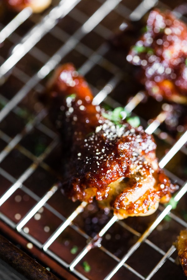 Queste ali di pollo al burro di mele, miele e senape sono facili da preparare, deliziose e il pasto perfetto per il calcio. Le ali sono cotte fino a diventare croccanti (senza friggere!) E immerse in una salsa fatta in casa di mela, burro, miele e senape. Adorerai queste ali!