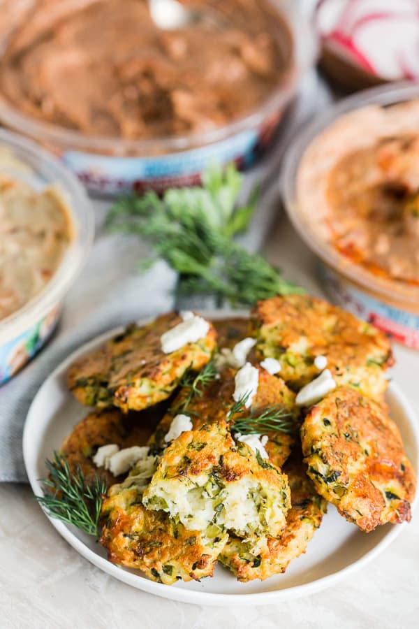Queste frittelle di zucchine greche sono l'antipasto perfetto e il mestolo pieno di verdure. Fatto con zucchine grattugiate, formaggio feta e molte erbe fresche. Amerai quanto sono facili da fare e quanto sono facili da divorare! 
