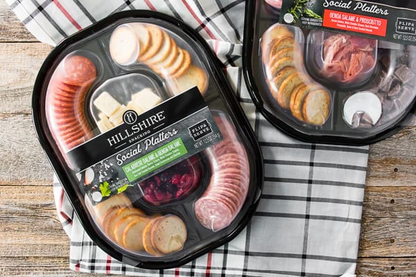 piatto antipasto da servire con cocktail di birra allo zenzero e limonata ai mirtilli