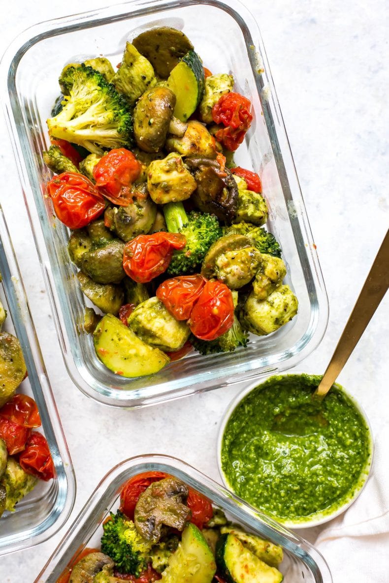 Ciotole della preparazione dell'alimento del pollo del pane di pesto della ciotola
