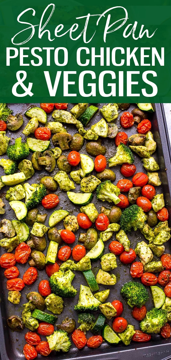 Queste ciotole Pesto per pollo e padella sono un modo delizioso per gustare le tue verdure e il pesto di basilico e sono un'idea per il pranzo a basso contenuto di carboidrati che si combina in 30 minuti! #sheetpan #pestochicken