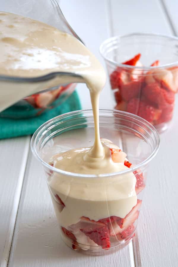 Fragole con panna: crema dolce che viene versata sulle fragole