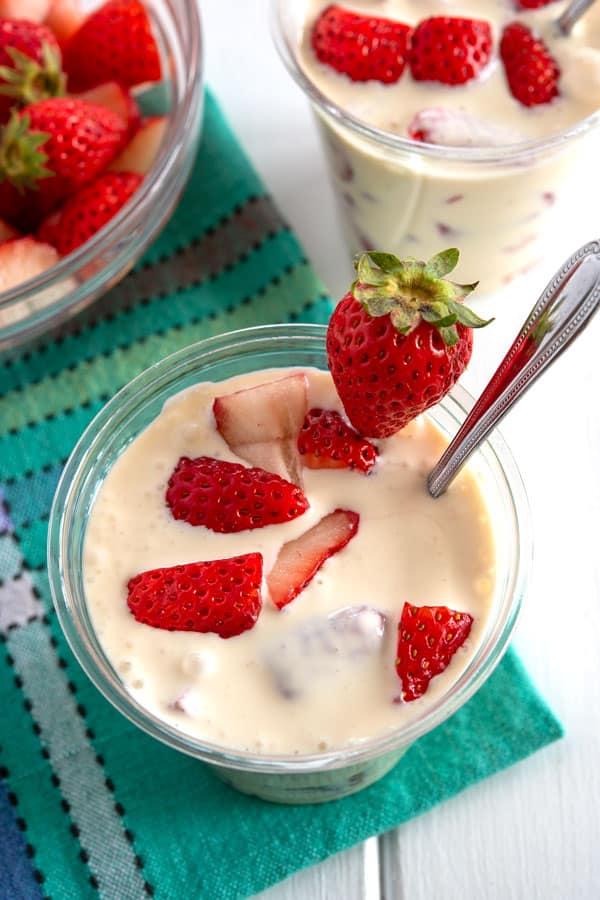 Fragole con panna - Fragole messicane e panna in una tazza