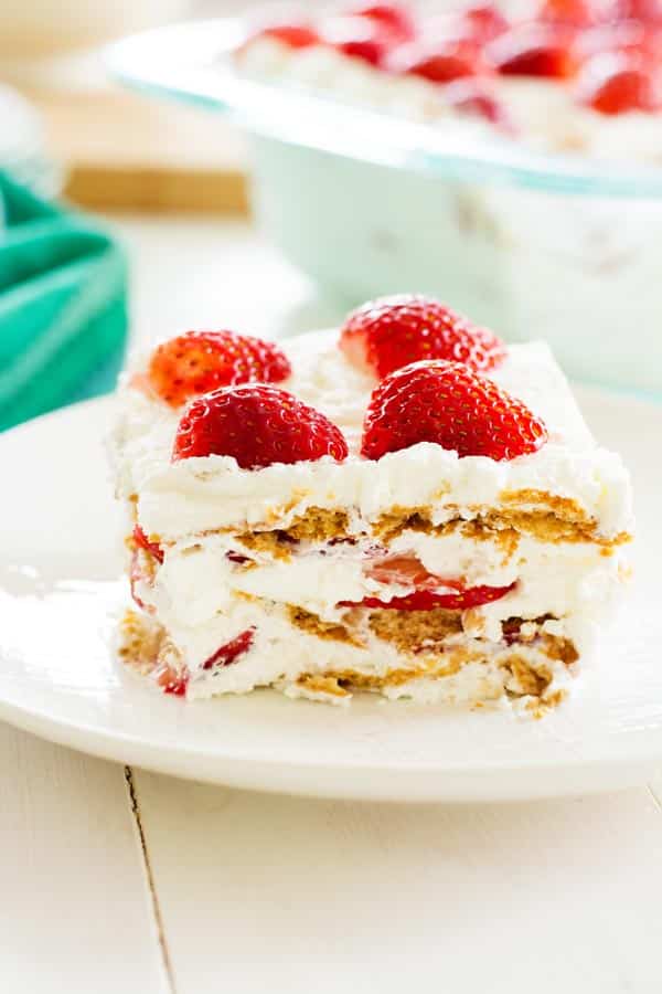 Questa torta gelato cruda alla fragola non cotta è così FACILE, FRESCA e DELIZIOSA!