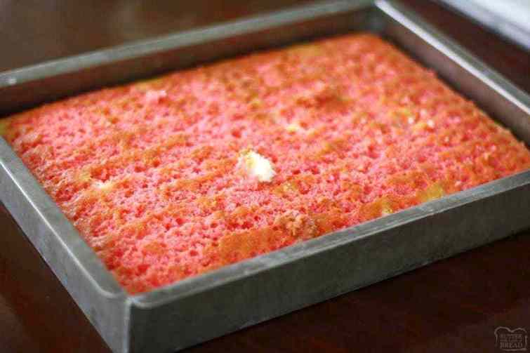 Strawberry & Cream Poke Cake è il dessert leggero e rinfrescante perfetto per qualsiasi incontro con la famiglia e gli amici. È delizioso e molto bello! 