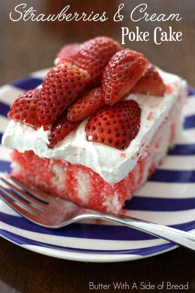 Strawberry & Cream Poke Cake è il dessert leggero e rinfrescante perfetto per qualsiasi incontro con la famiglia e gli amici. È delizioso e molto bello! 