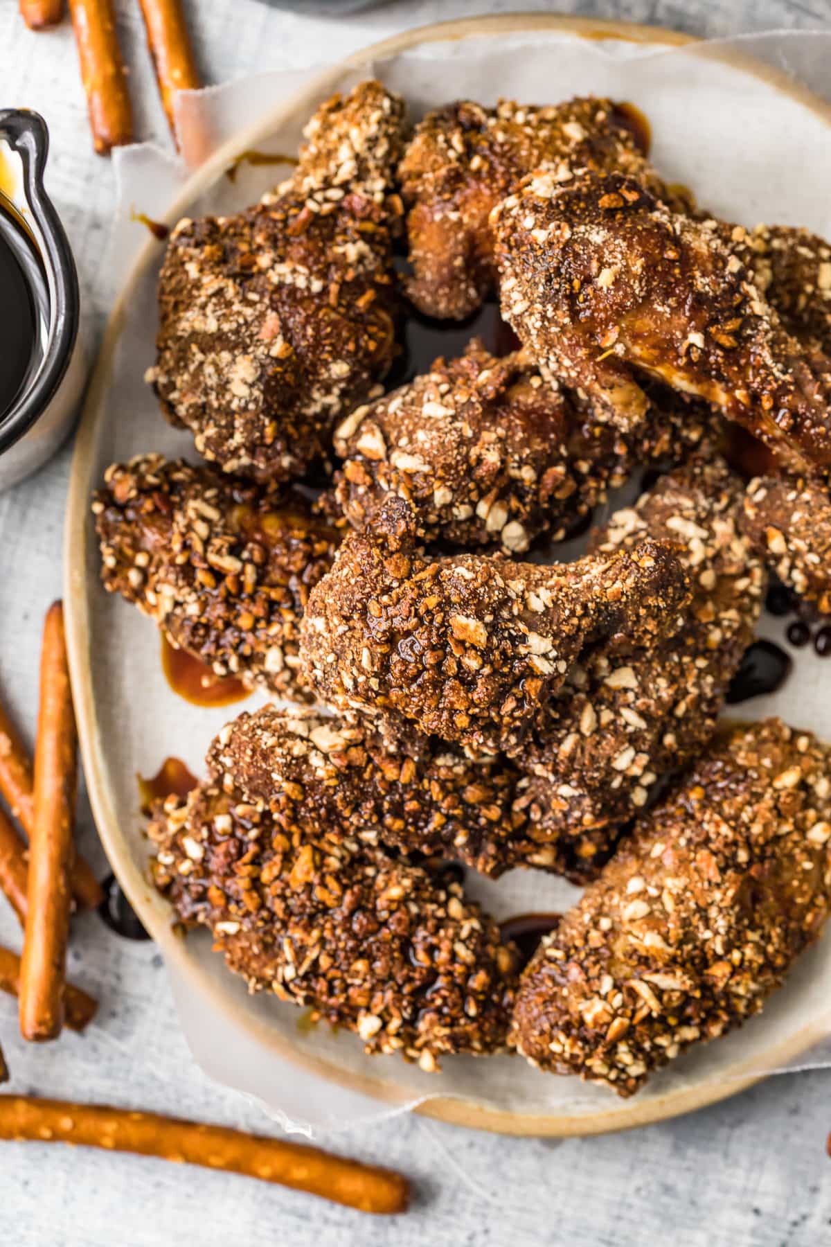 Colpo ambientale delle ali di pollo della birra e della ciambellina salata