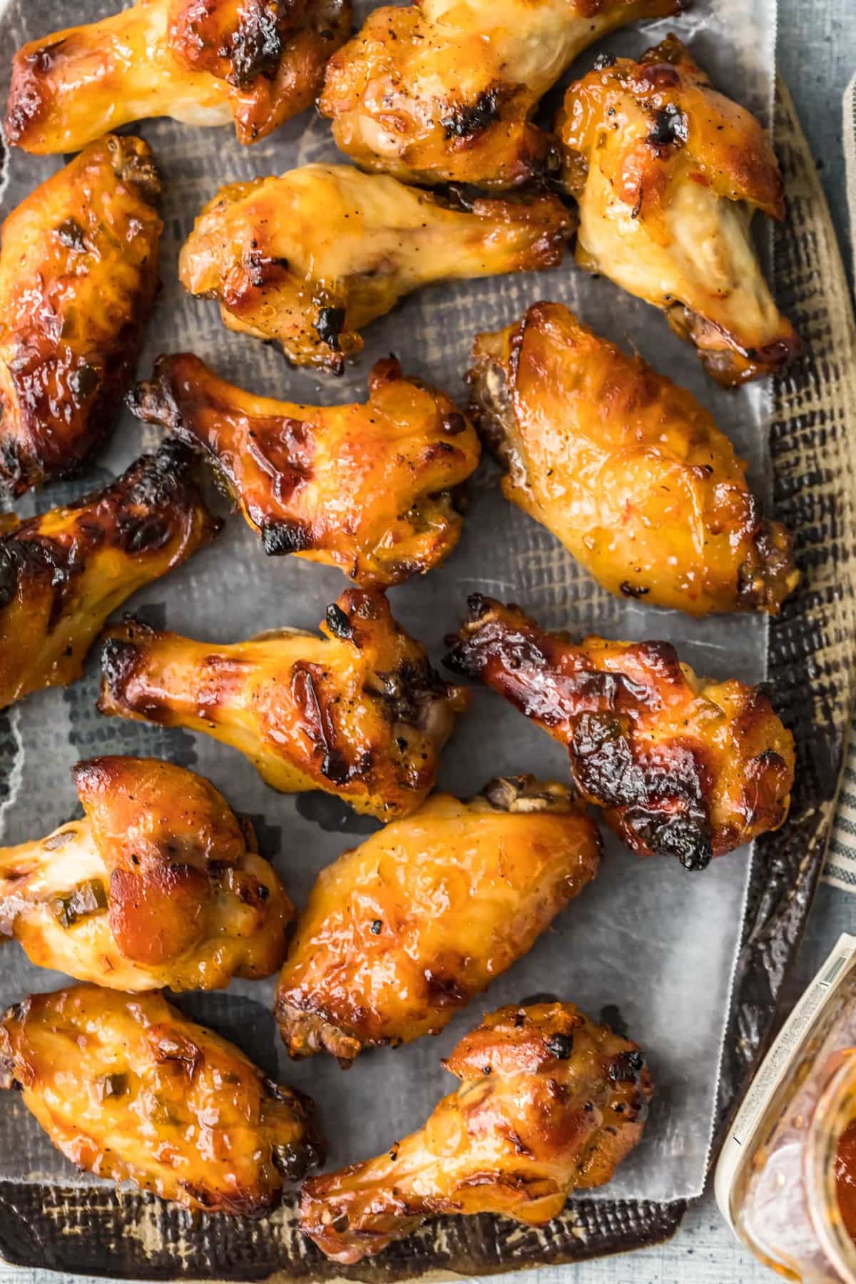 Top shot di ali di pollo con gelatina di pepe sul piatto da portata