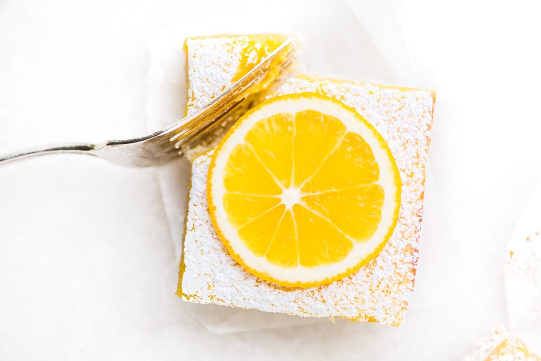 prendendo un boccone da una barretta di limone intera Meyer