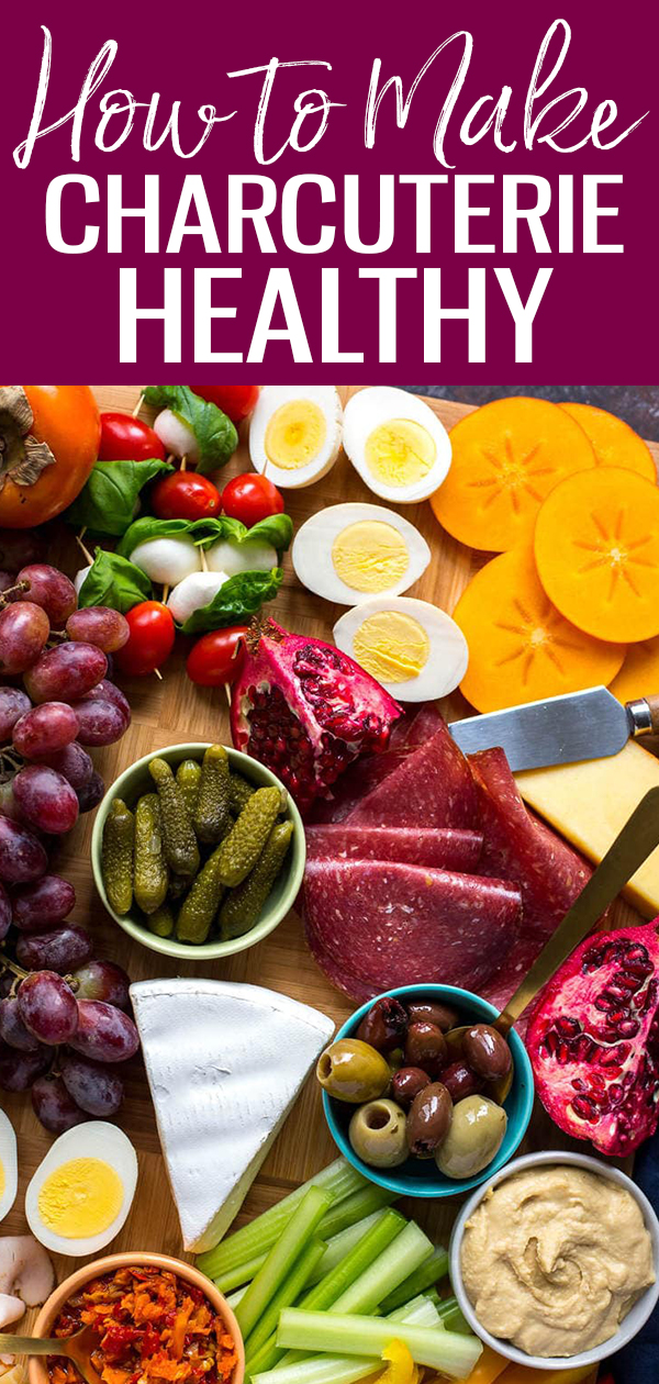 Questa tavola salutare ricca di proteine ​​è una deliziosa idea di snack natalizi con ingredienti a basso contenuto calorico come uova sode, tacchino magro, una varietà di formaggi, sottaceti, hummus e altro! #charcuterie #meatandcheese
