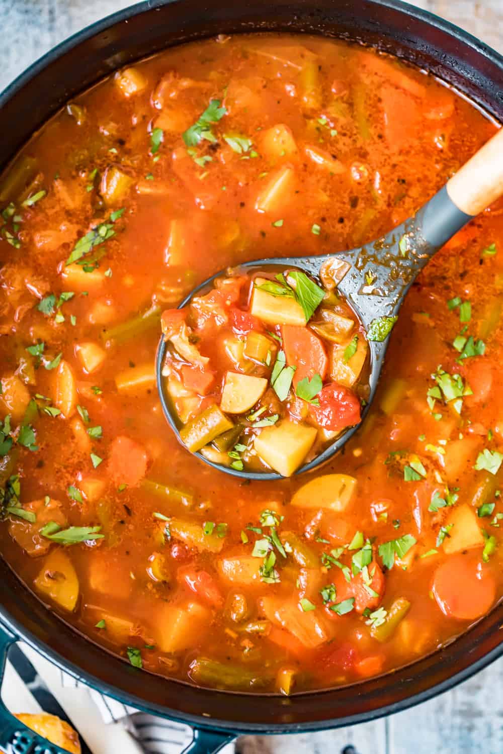 cucchiaio di abbondante zuppa di verdure
