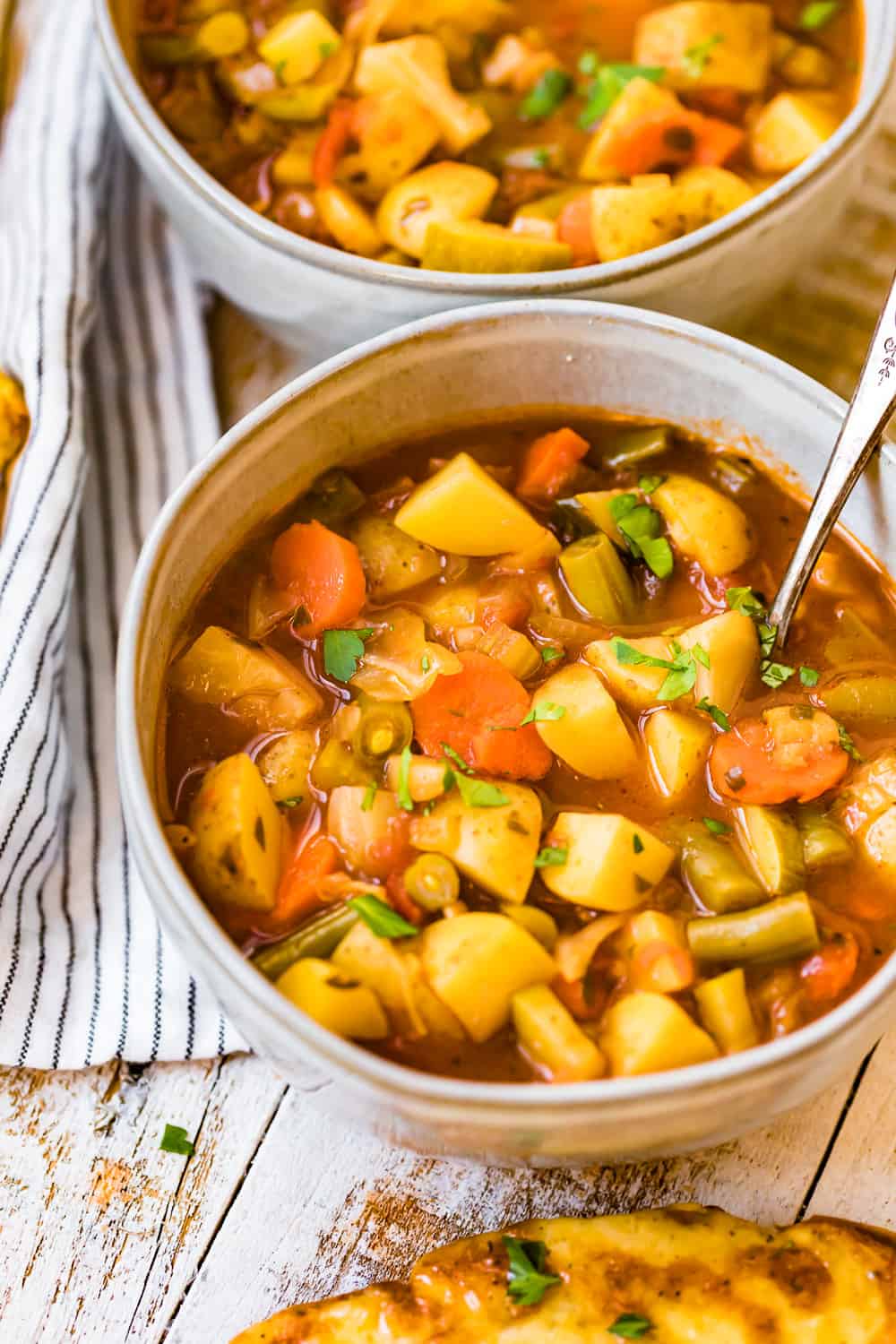 Due ciotole di abbondante zuppa di verdure