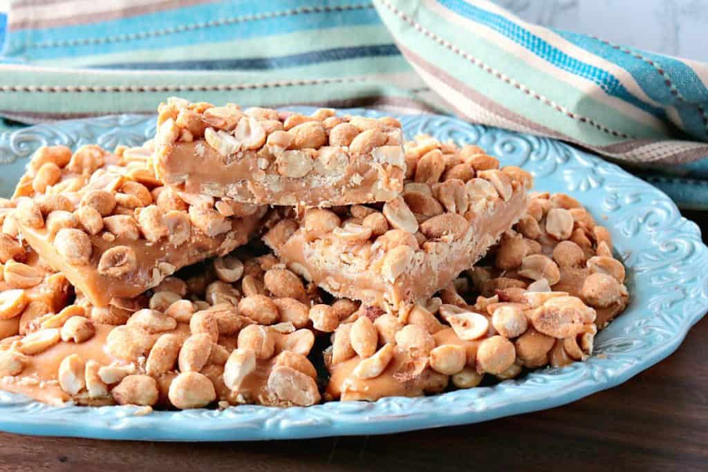 Barre di caramella di giorno di paga copycat casalinghe su un piatto blu. 