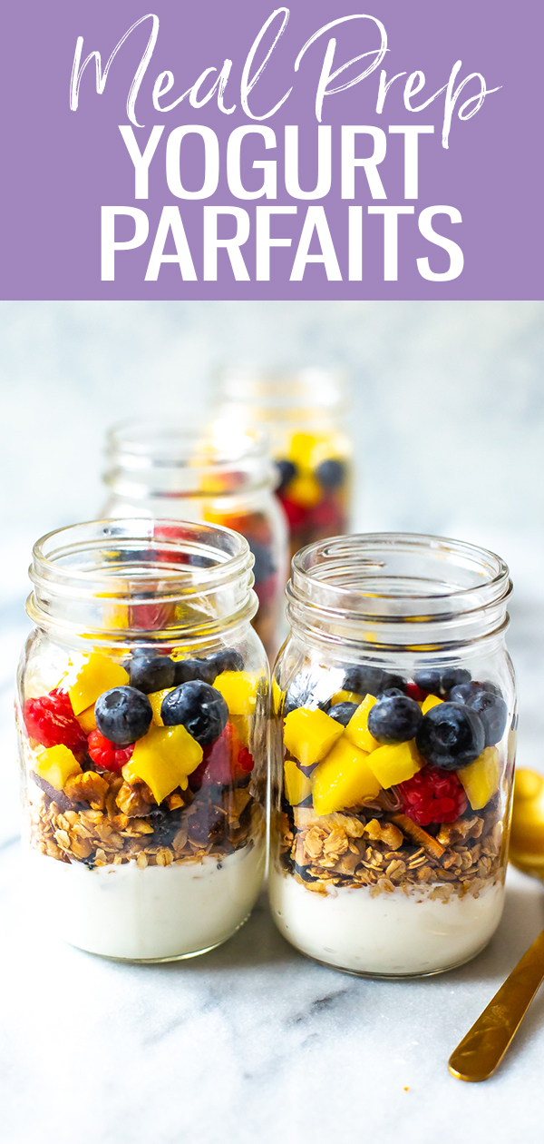 Questi parfait di yogurt per pasti sani sono un'ottima idea per la colazione a base di yogurt, muesli e frutta: sono facili da preparare e preparare in anticipo. # preparazione del cibo #yogurtparfaits #granola