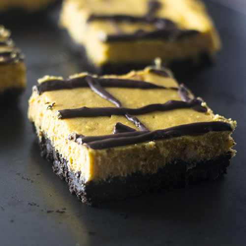 Le barre di strato di zucca Oreo di Feed Your Soul Too