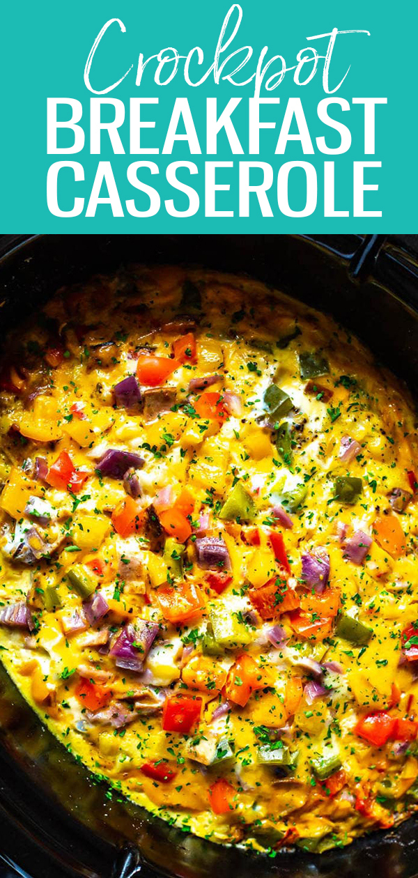 Questa casseruola per colazione Crockpot è una deliziosa opzione per la colazione per preparare i pasti o per riunioni di famiglia numerose. Versa i browns, la pancetta, le uova e le verdure congelati nel fornello lento - è così facile! #crockpot # colazione # casseruola