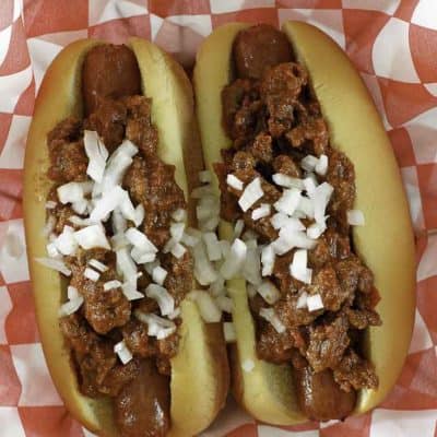 chili con carne sulla cima di hot dog