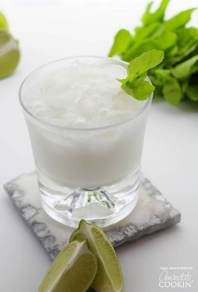 Mojito de ron de coco en un vaso con guarnición y rodajas de limón