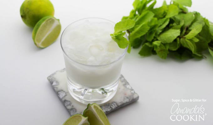 Mojito de coco en un vaso