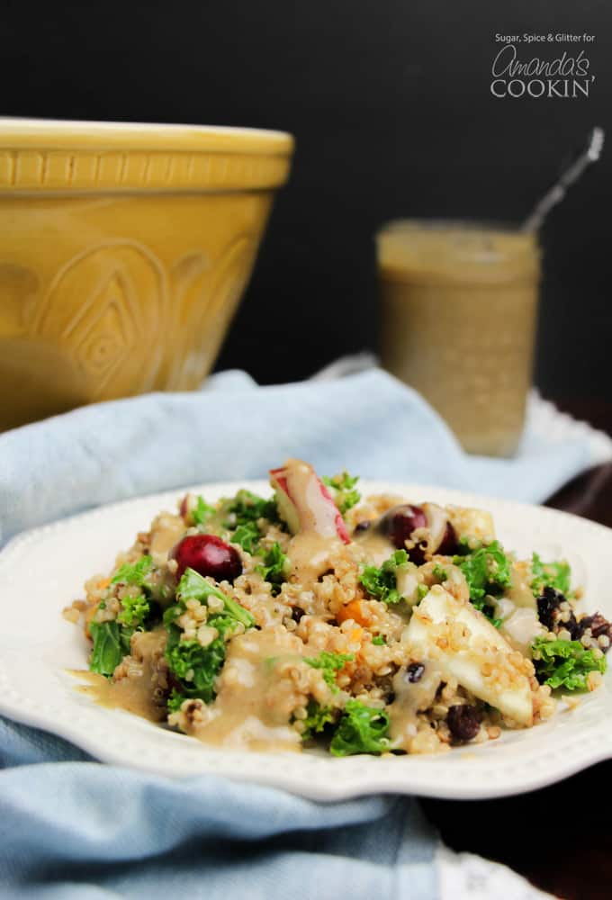 Insalata di quinoa d'autunno su un piatto