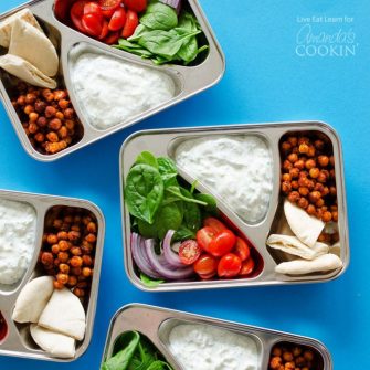 Dimentica i panini noiosi e renditi qualcosa di veramente delizioso per il pranzo con queste scatole da pranzo di ceci Gyro!