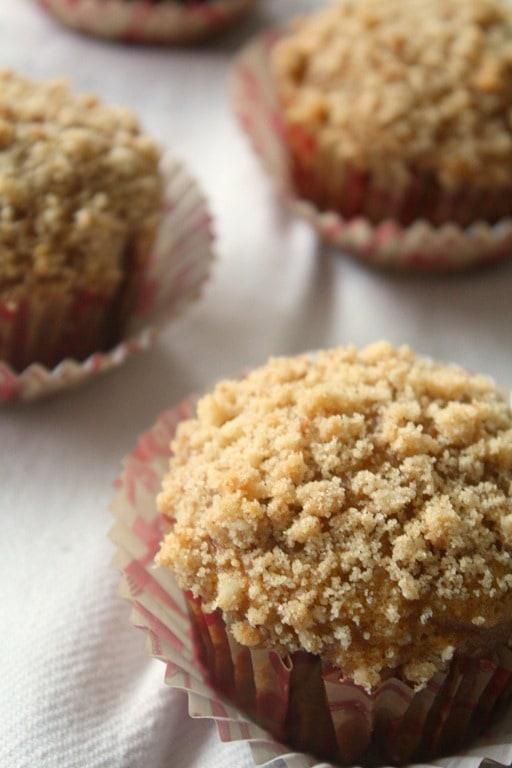 Questi semplici muffin di patate dolci e fichi sono pieni di sapore. Perfetto per la colazione e pronto in meno di un'ora. Adorerai questi deliziosi muffin!