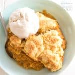 Pumpkin Cobbler: una base di crema di spezie di zucca con un condimento di calzolaio è il dessert perfetto senza problemi per la stagione autunnale.