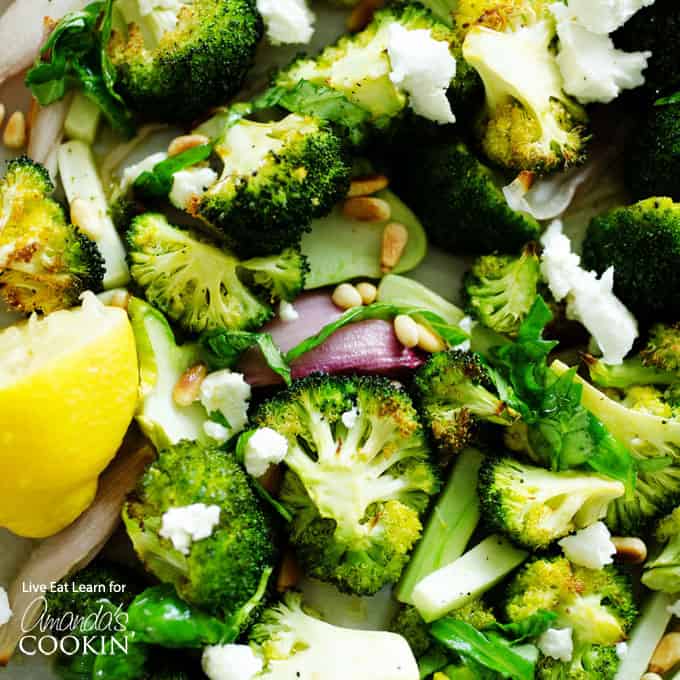 Questo broccolo arrosto a padella singola è perfetto per le cene di tutti i giorni, ma è anche ottimo come contorno del Ringraziamento!