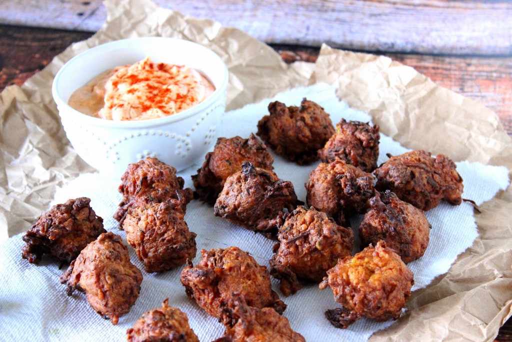 Frittelle di zucchine e patate dolci con paprika dolce e maionese affumicata