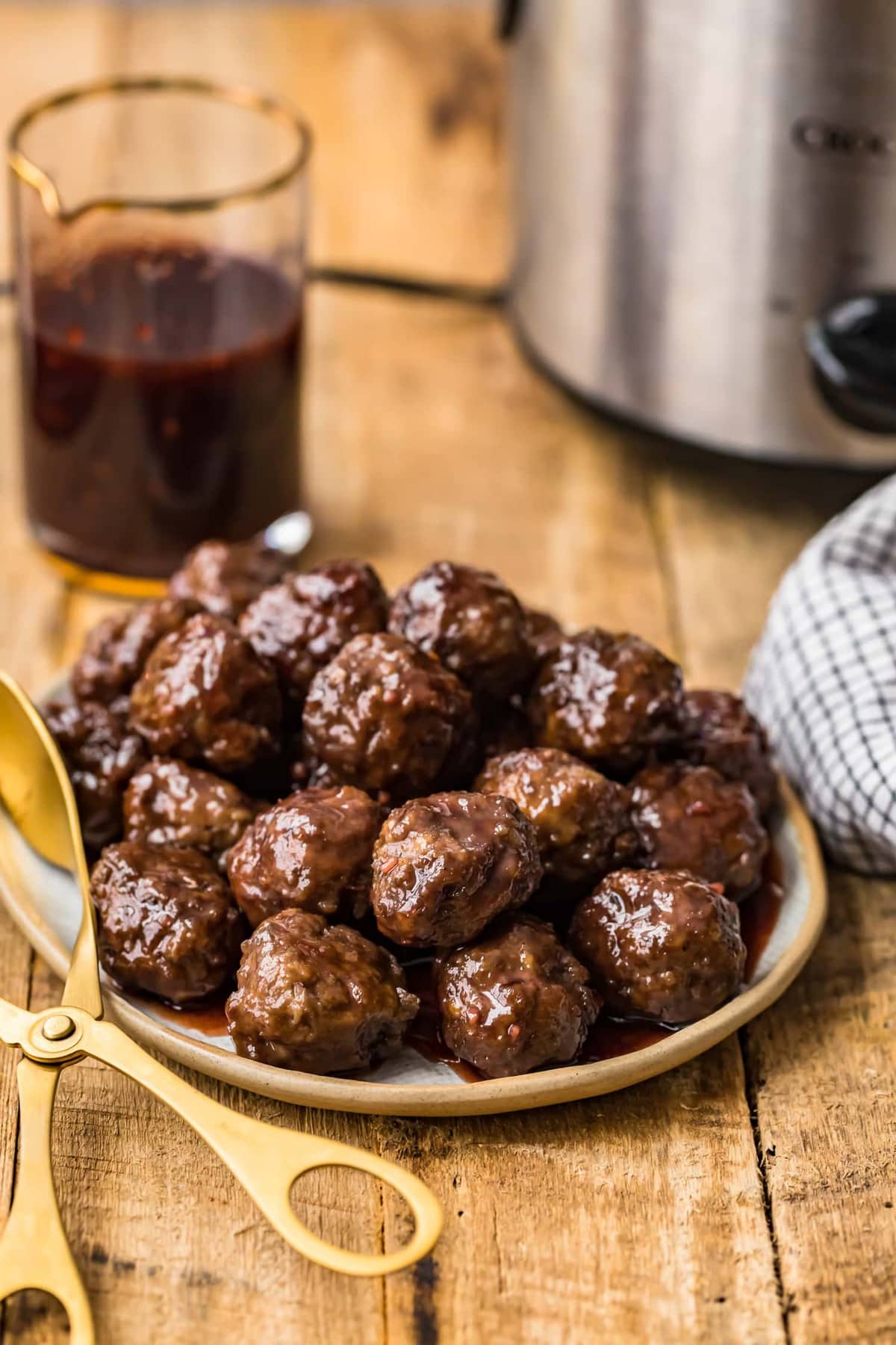 Polpette di gelatina d'uva su un piatto da portata