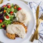 Il filetto di pollo fritto non è povero di grassi, ma è un alimento confortevole. È delizioso, è veloce e un ottimo modo per usare il filetto tagliato a dadini o anche un taglio di filetto tondo duro.