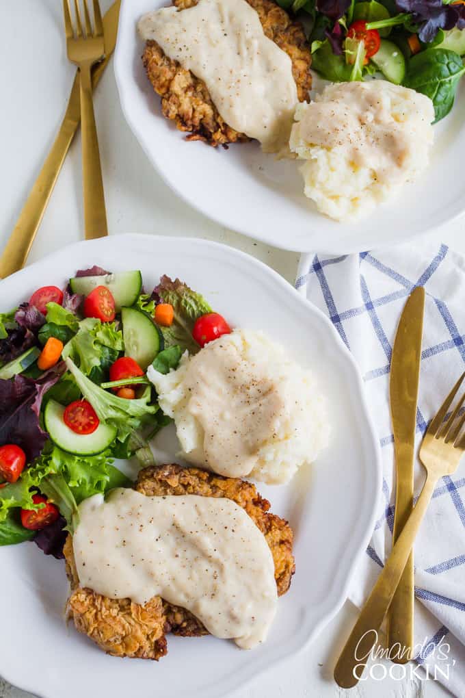 El filete de pollo frito no es bajo en grasa, pero es un alimento reconfortante. Es delicioso y una excelente manera de usar filete en cubos o incluso un corte duro de filete redondo. #comfortfood #chickenfriedsteak #beefrecipes #easydinnerrecipes #dinner #chicken #skillet #stovetopmeals Filete de pollo frito con papas y ensalada en plato
