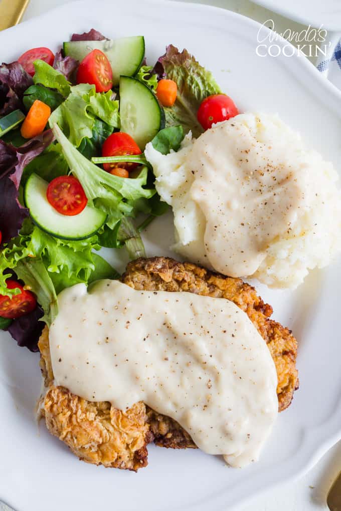 El filete de pollo frito no es bajo en grasa, pero es un alimento reconfortante. Es delicioso y una excelente manera de usar filete en cubos o incluso un corte duro de filete redondo. #comfortfood #chickenfriedsteak #beefrecipes #easydinnerrecipes #dinner #chicken #skillet #stovetopmeals Filete de pollo frito con salsa