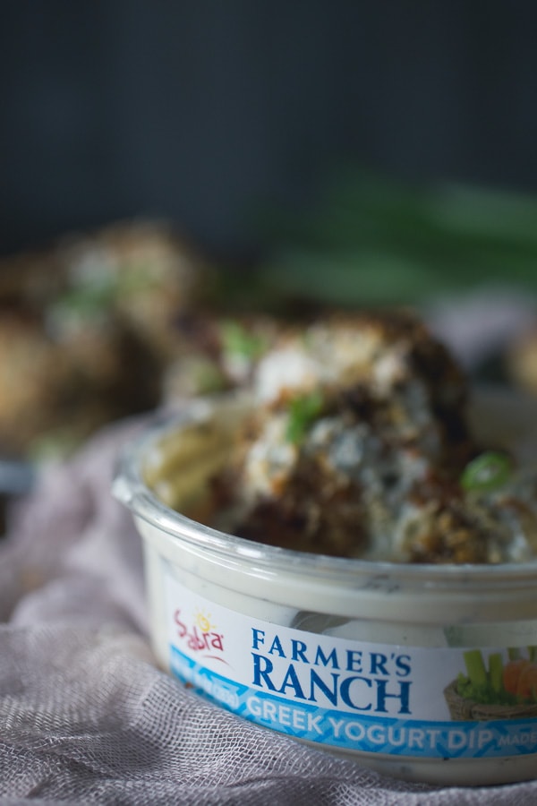 Queste fresche ali di pollo combinano una deliziosa salsa di yogurt greco con una croccante crosta di panko. Sono gustosi, croccanti e assolutamente deliziosi!