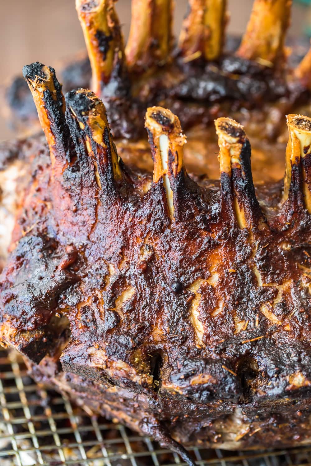 Questa ricetta di arrosto di maiale alla corona stupirĂ i tuoi ospiti in vacanza! Fai arrostire questo bellissimo maiale corona con glassa di whisky per Natale, Pasqua o qualsiasi occasione speciale. SarĂ la stella della tavola di Natale! da vicino sull'arrosto della corona