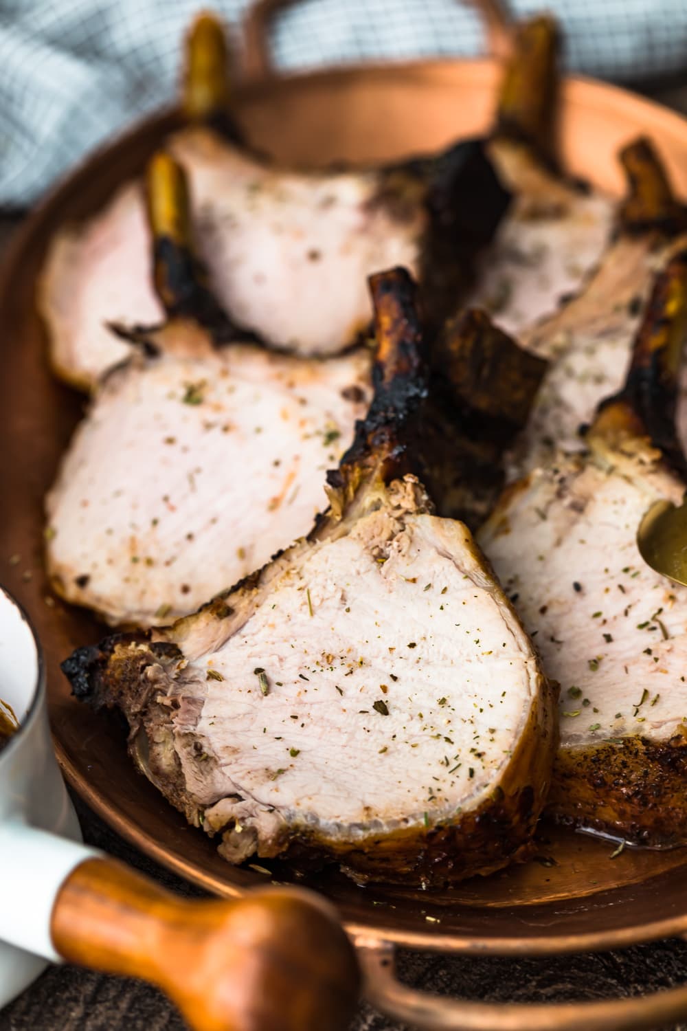Questa ricetta di arrosto di maiale alla corona stupirĂ i tuoi ospiti in vacanza! Fai arrostire questo bellissimo maiale corona con glassa di whisky per Natale, Pasqua o qualsiasi occasione speciale. SarĂ la stella della tavola di Natale! Chiuda in su sui tagli dell'arrosto della corona del porco