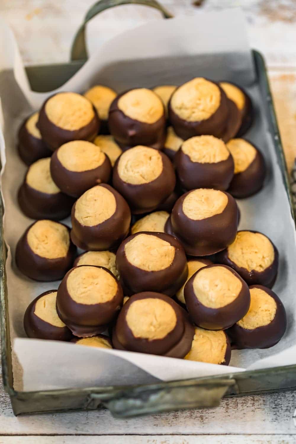 Caramelle pezzate dell'eyeey su un vassoio del servizio 