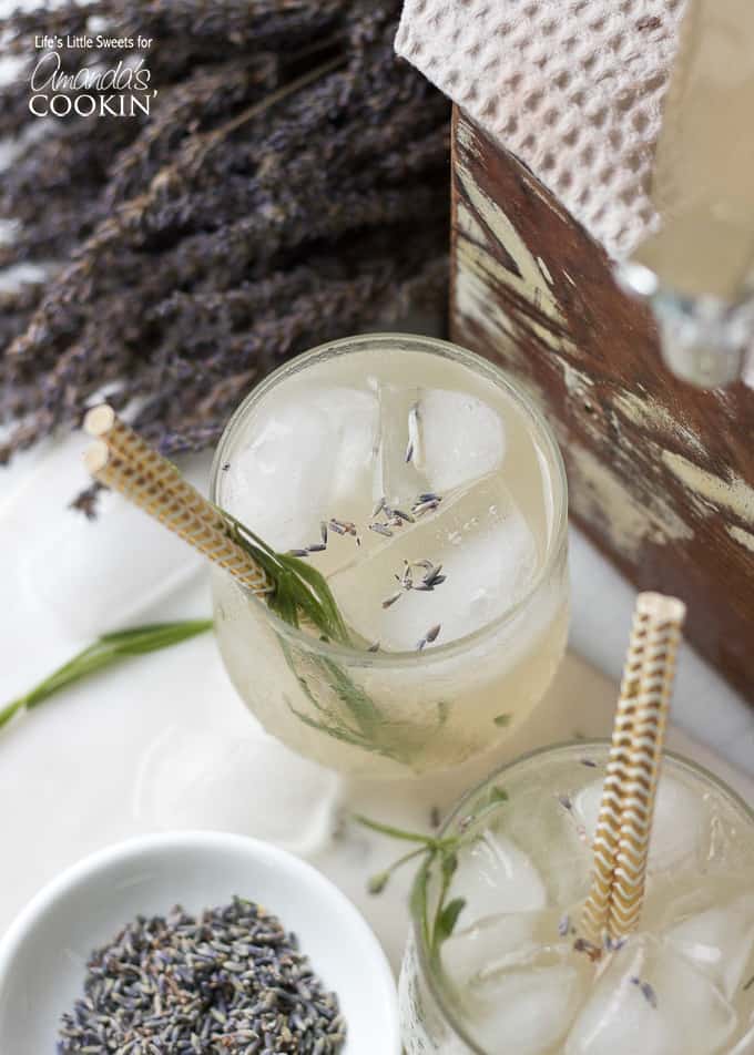 Limonata alla lavanda con lavanda fresca per uso alimentare