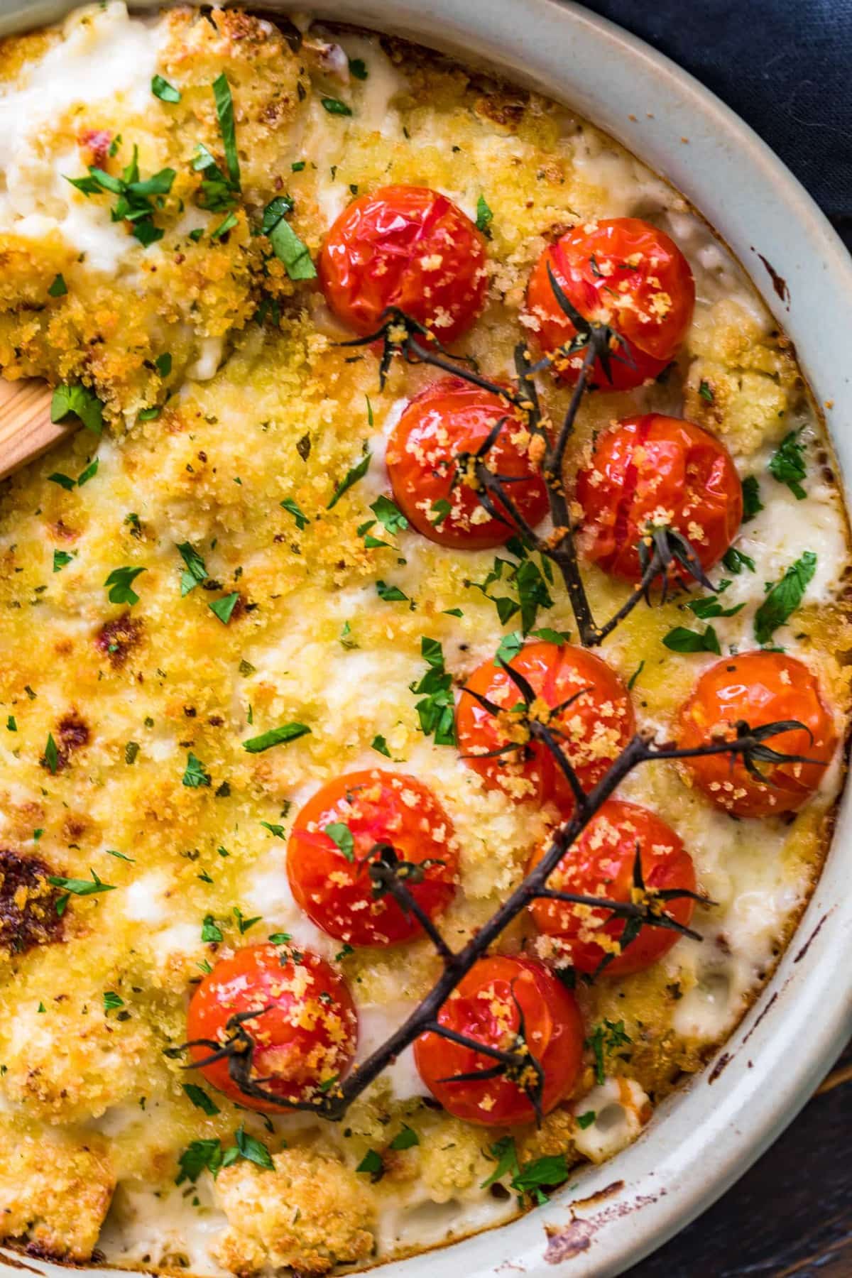 Chiuda in su dei pomodori sul cavolfiore al gratin 