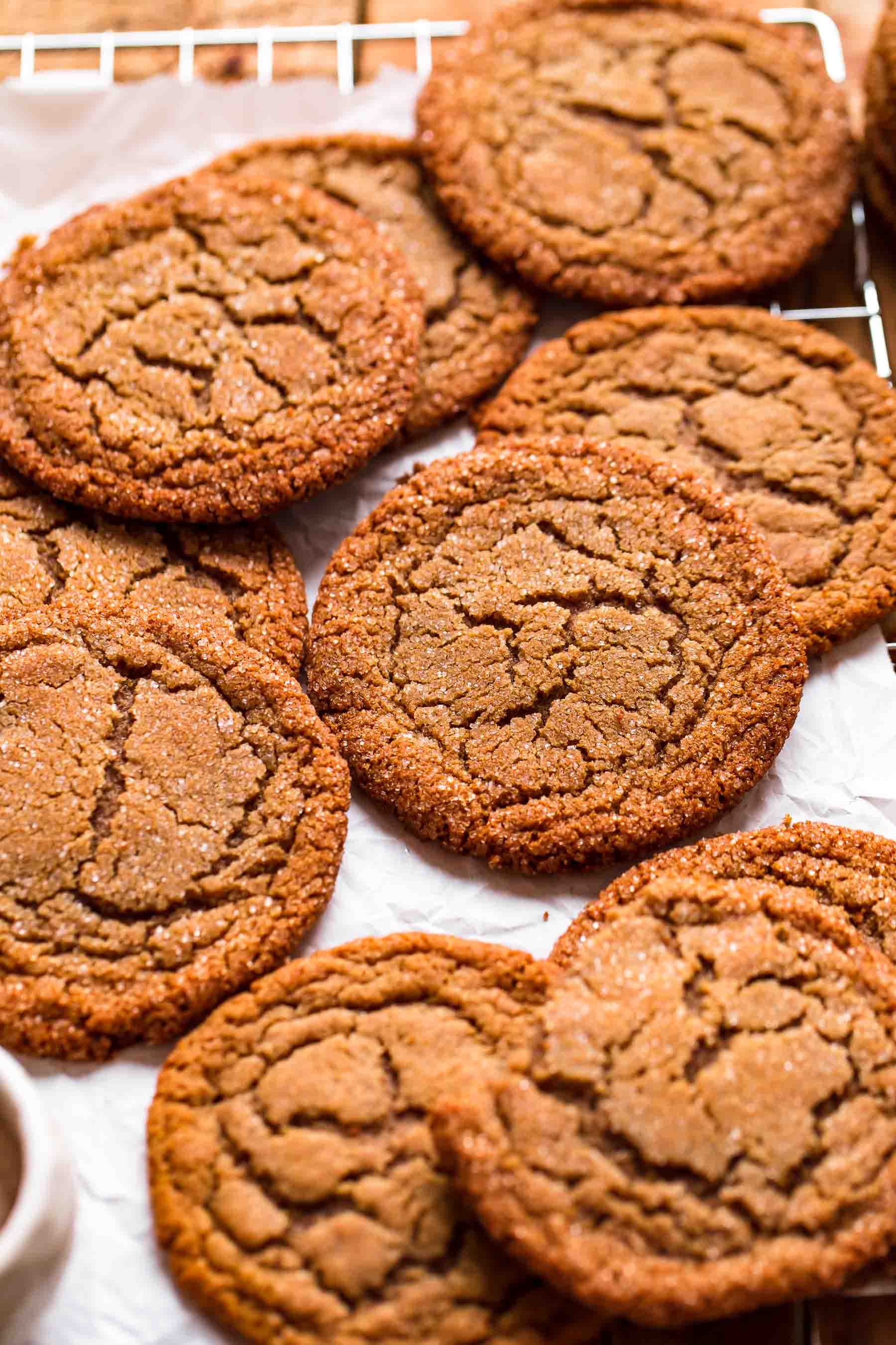 biscotti ricoperti di zucchero disposti su una gratella