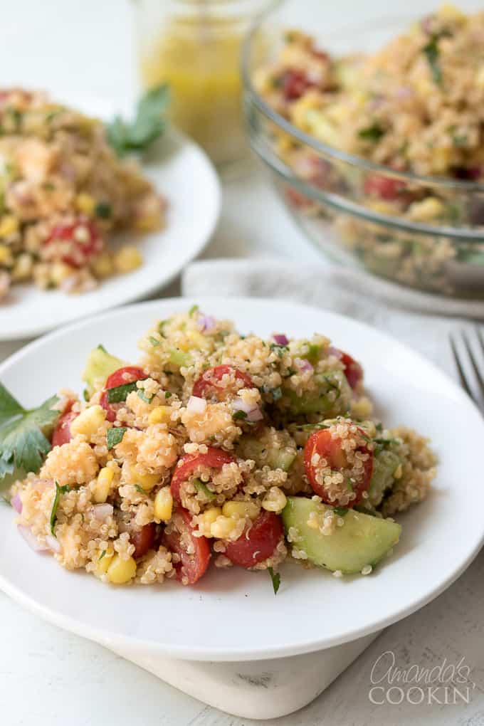 Insalata di verdure di quinoa estiva su un piatto.
