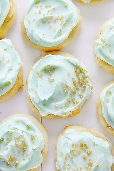 Biscotti di zucchero semplici con crema al burro verde e granelli d'oro!