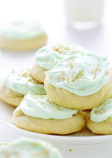 Biscotti di zucchero semplici con crema al burro verde e granelli d'oro!