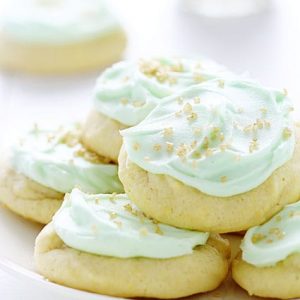 Biscotti di zucchero semplici con crema al burro verde e granelli d'oro!