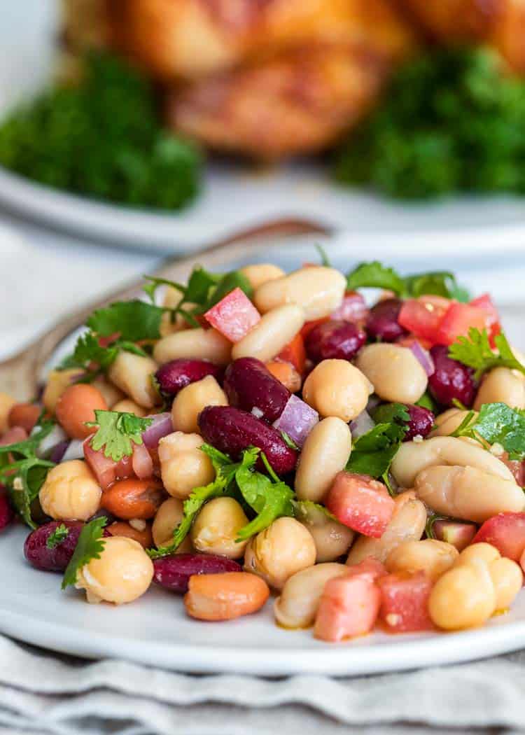 fagioli misti sul piatto bianco