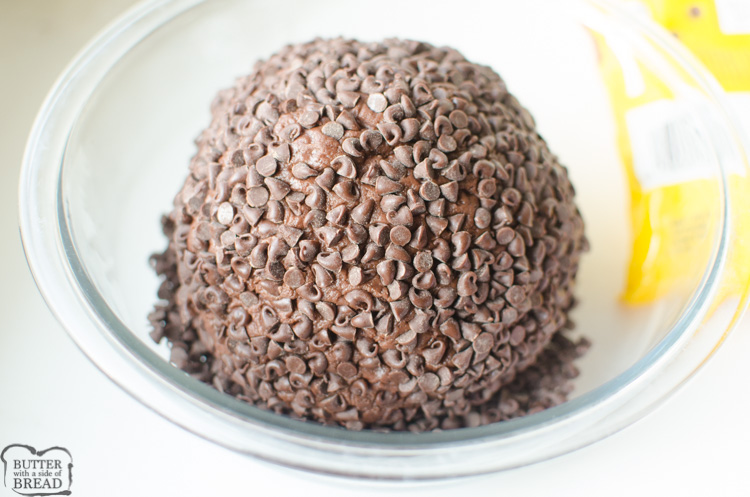 pallina di formaggio con impasto per brownie ricoperta di mini gocce di cioccolato.