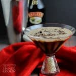 Questo decadente Baileys Chocolate Martini è condito con un sapore di cioccolato. Il gusto deliziosamente morbido farà impazzire gli amanti del cioccolato!