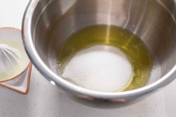 La ricetta della glassa svizzera di meringa combina albumi, sale e zucchero
