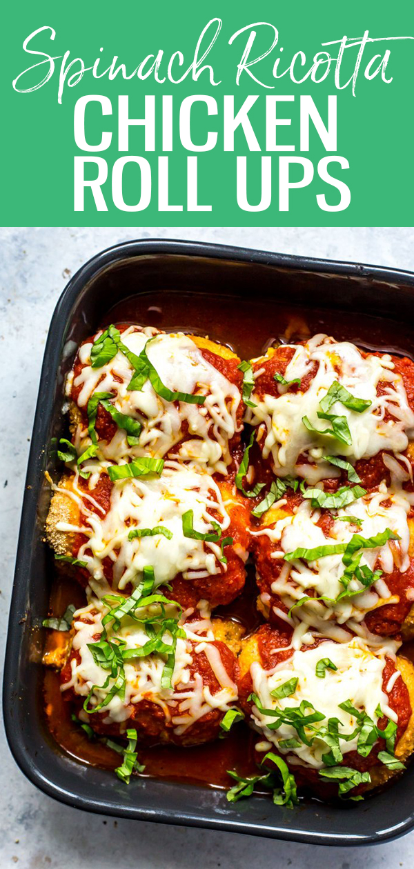 Questi semplici involtini di pollo ripieni di spinaci sono ripieni di ricotta, funghi, pomodori secchi e mozzarella, quindi conditi con pangrattato e salsa marinara: sono la cena perfetta per il pollo! #Chickenrollups #stuffedchicken